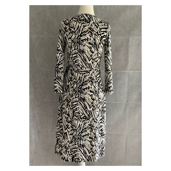 BCBGMAXAZRIA Printed Wrap Dress Sz Small - Picture 4 of 6